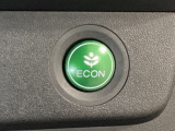 ECON モードをON にするとアクセルペダルの動きに対するエンジンの反応とエアコンの制御を切り換えることで、燃費のいい運転をするドライバーがペダルを踏んだ時と同じようにエンジンを制御します。