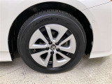 純正のアルミホイール装着(ホイ-ルキャップ付)。タイヤサイズは195/65R15