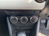 空調スイッチ類は最近流行のタッチパネル式ではなく、運転中でも直感的に操作できるダイヤル式を採用しております。