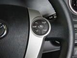 【ステアリングスイッチ】運転中に視線を前に向けたまま画面の操作できます。