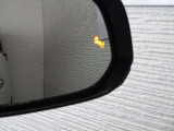 隣車線を走る車両をレーダーで検知し、ドアミラーでは確認しにくい後側方エリアに存在する車両に加え、急接近してくる車両も検知します。車両を検知するとドアミラーに搭載されたLEDインジケーターが点灯します。