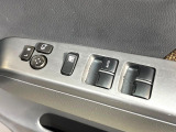 【電動格納ミラー】サイドミラーは電動格納式となっており、狭い駐車場でもキズがつくリスクを抑えられます。