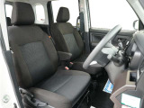 運転席のスペースはゆったりしていて、視界も広く確保されているので普段の運転からロングドライブまで快適です。
