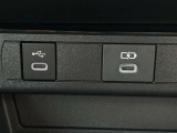 USBソケット。  充電用USB端子付き。スマートフォンなどの充電に便利です。