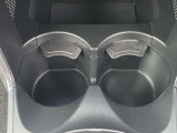 シフト前方に配された出し入れしやすいドリンクホルダーです。運転席・助手席の双方から快適に使えます。