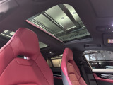 オプション設定のパノラマルーフシステムが装着されておりますので、明るい車内と開放感を提供してくれます