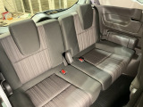 3列目は跳ね上げることにより大きな荷室を作ることが出来ます。