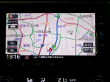【ナビゲーション】純正メモリーナビ(VXM-185VFi)を装備しております。ブルートゥース・ミュージックサーバー・デジタルTV・DVD/CDプレーヤー・バックカメラ付きです。