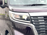 【LEDヘッドライト】悪天候や夜間走行時も良好な視界を確保し安心して運転できる高輝度LEDヘッドライトを装備!点灯速度が早く、消費電力も抑えられています。