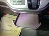 スライドセンタートレーは、運転席からも助手席からも自在に使えます。