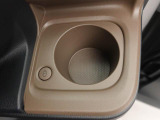 ホットドリンクをちょうどいい温度でキープしてくれる保温機能付きのホッとカップホルダー(前席)。ほっこり快適にドライブをサポート。