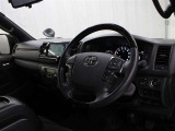運転席周りに黒木目マホガニー調加飾やダークシルバー加飾を施し、高級感のあるインテリアデザインが採用されています。