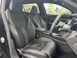 長時間の運転にも疲れにくいしっかりとしたシートになります。