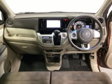 車内は光触媒抗菌消臭施工済です。スタイリッシュなデザインで暖かみのあるインパネ周りを演出します。グローブボックスやカップホルダーのほかにトレーなどたくさんの収納スペースが装備されています。
