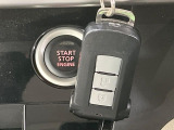 【インテリジェントキー】カバンやポケットに入れたままでもドアの施錠・解錠が可能なスマートキーを装備。エンジンのオン・オフ時もカギを取り出す必要が無いからとっても便利です♪