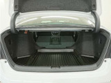 トランクスルー機構で長さのある荷物も収納可能です。