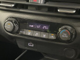 【オートエアコン】一度お好みの温度に設定すれば、車内の温度を検知し風量や温度を自動で調整。暑い&hellip;寒い&hellip;と何度もスイッチ操作をする必要はありません。快適な車内空間には必須の機能ですね♪