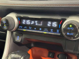 左右独立温度コントロールフルオートエアコンです。運転席、助手席それぞれで独立して温度設定ができます。冷え性の方が乗っても安心ですね♪