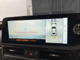 バックカメラの他に上から見下ろしたような画像が見れるアラウンド(全方位)モニター。前後左右を把握できる、すごい機能が装備されています!