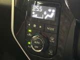 【オートエアコン】一度お好みの温度に設定すれば、車内の温度を検知し風量や温度を自動で調整。暑い&hellip;寒い&hellip;と何度もスイッチ操作をする必要はありません。快適な車内空間には必須の機能ですね♪