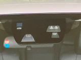 【スマートブレーキサポート】走行中に前方の車両等を認識し、衝突しそうな時は警報とブレーキで衝突回避と被害軽減をアシスト。より安全にドライブをお楽しみいただけます。