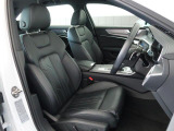 Audi車はどの車種も全てレザーハンドルです。そこにはAudiのこだわりがあり質感の高いレザーでしっかりと手に馴染み、高級感を演出します。