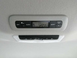 後席専用のオートエアコンスイッチが備わっています。