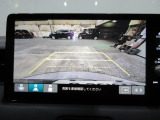バックカメラの画像です。ガイドラインがスムースな車庫入れをサポートいたします。車庫入れの安心感がアップしますね。