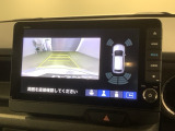 リバースギアに入れるだけで後方の表示へ切り替わります。夜間や雨の日の駐車も楽になりますよ。