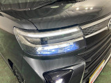 白く明るい光で夜間走行をサポートするLEDヘッドランプを搭載