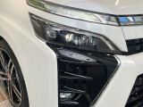 【LEDヘッドライト】悪天候や夜間走行時も良好な視界を確保し安心して運転できる高輝度LEDヘッドライトを装備!点灯速度が早く、消費電力も抑えられています。