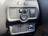 運転席右下のスイッチで各機能の切り替えや操作ができます。