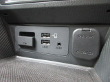 便利なUSBジャック・12V電源ソケットも付いています。周辺機器の充電にご利用頂けます。