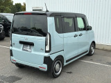 コンビネーションランプを高い位置に配置、後続車に見やすいデザインで安全にも配慮。