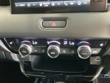 【左右独立オートエアコン】左右席で独立温度コントロールが可能です。運転席はキンキンに冷やして助手席はマイルドにと言った設定が可能です☆暑さ寒さでケンカすることもなくなりますね♪