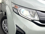 【LEDヘッドライト】悪天候や夜間走行時も良好な視界を確保し安心して運転できる高輝度LEDヘッドライトを装備!点灯速度が早く、消費電力も抑えられています。
