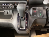 シフトはインパネシフト、パーキングブレーキは電子制御なので運転席と助手席の間はすっきりしています。