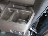 運転席右側のドリンクホルダーです。