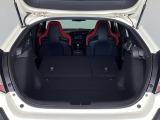シートを倒せばラゲッジスペースも広々。仕事に、趣味に。とても頼もしいパートナーになる車です。