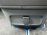 センターコンソールの下に、電子機器の使用が出来る12V電源ポートをご用意しております