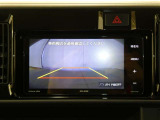 バックモニターで、後方を確認しながら安心して駐車することができます。運転初心者も熟練者も必須の機能ですよ!