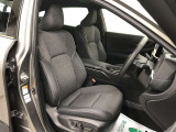 乗員を包み込むような造形と圧迫感を感じにくい水平な見晴らしで運転に集中できる空間の運転席!リフトアップしたことで、ヒップポイントが高くなり、乗降車もしやすくなっています!