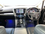 運転席周りのレイアウトをご覧ください。ナビゲーションが綺麗に装着されすっきり収まってますね!
