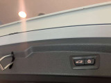ボタン1つでリアハッチの開閉が可能です。またコンフォートアクセスが付いていれば鍵をポケットに入れた状態でキックで開閉も可能です。