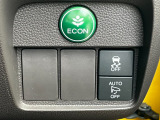 ECON・燃費のいい運転時にはメーター内の証明がグリーンに。クルマ全体を低燃費モードにします、あなたのエコ運転を、あの手この手でサポートします。
