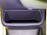 足元部分にはちょっとした小物を入れるのに便利な収納BOXもあります。