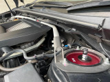 【STIタワーバー】お車の剛性を高めるタワーバーを装備。よりスムーズなコーナリング走行が可能となり、走りも楽しめます。