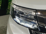 【LEDヘッドライト】悪天候や夜間走行時も良好な視界を確保し安心して運転できる高輝度LEDヘッドライトを装備!点灯速度が早く、消費電力も抑えられています。
