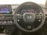 【ハンドル】運転にかかわる様々な操作を安全に行えるように視点移動が少なく操作性に配慮されたスイッチ類が凝縮されたコックピットです。