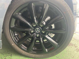 215/45R18インチサイズ。敢えて切削ではなく立体的で三次元的な強さを表現することで、奥行き感、光の移ろいが感じられるデザインになりました。